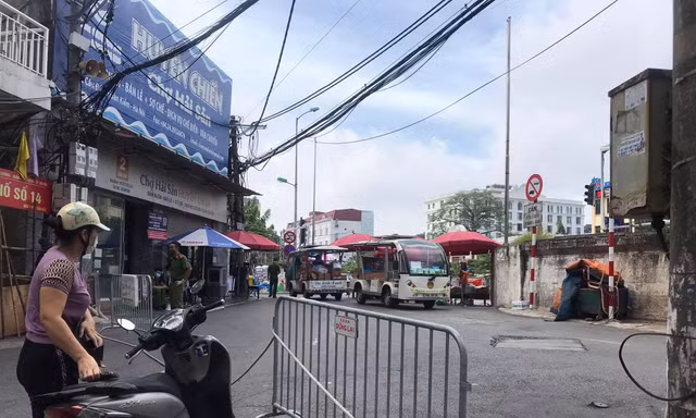 Người dân phải quay đầu tại chốt kiểm soát đầu phố Cầu Đất vì không có giấy đi đường. 
