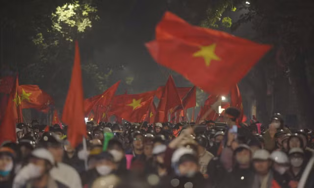 Biển người xuống đường mừng tuyển Việt Nam thắng Thái Lan