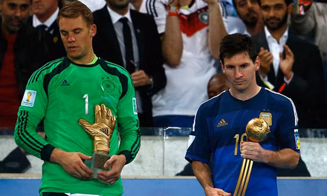 Messi không lấy gì làm vui vẻ khi nhận danh hiệu Quả bóng vàng.