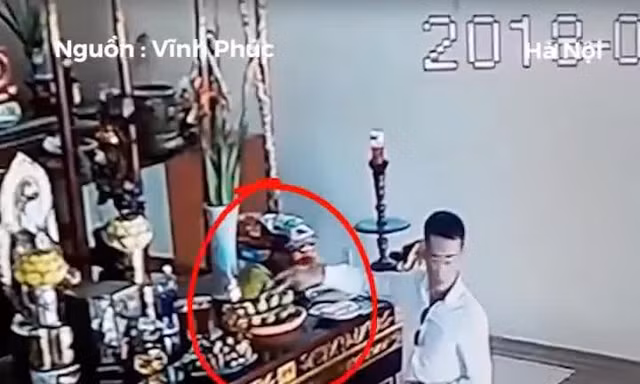 Người đàn ông bảnh bao thò tay lên bàn thờ trộm tiền viếng chùa 