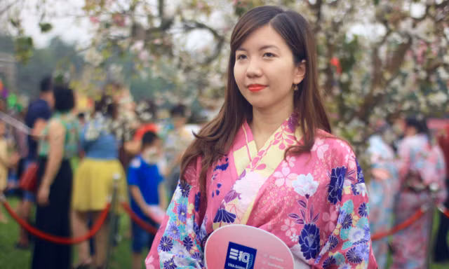 Thiếu nữ Hà thành diện Yukata khoe sắc bên hoa anh đào