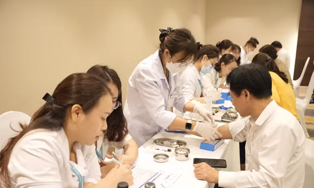 200 y bác sĩ được tầm soát miễn phí ung thư bằng công nghệ gen