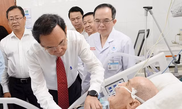 Nguyên Bí thư Đặc khu ủy Vũng Tàu - Côn Đảo nhận Huy hiệu 80 năm tuổi Đảng 