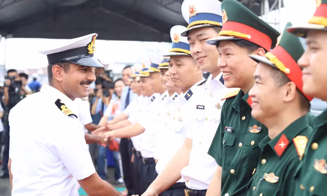 Tàu Hải quân INS Darshak thăm TPHCM