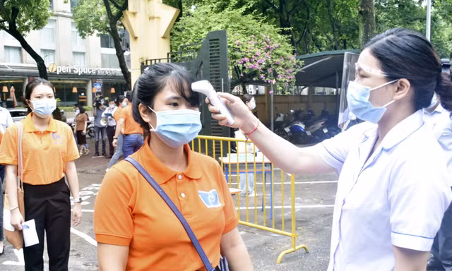 Thí sinh được phân luồng, đo nhiệt độ trước khi vào phòng thi. 