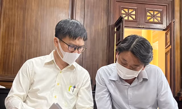 Hai bị cáo tại phiên tòa ngày 21/12