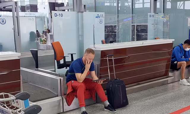 Tuyển Thái rút quân, HLV Mano Polking nghiên cứu chiến thuật ngay tại sân bay