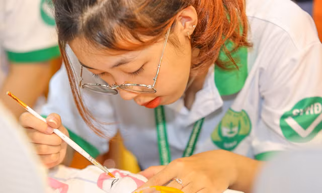 Trải nghiệm vẽ mặt nạ tuồng trong Ngày hội sách 