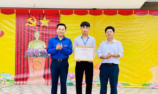 Trao tặng giấy khen nam sinh dũng cảm cứu người bị nước lũ cuốn trôi