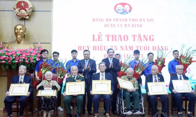 Chủ tịch UBND TP. Hà Nội Trần Sỹ Thanh trao Huy hiệu Đảng cho các đảng viên lão thành quận Ba Đình. 