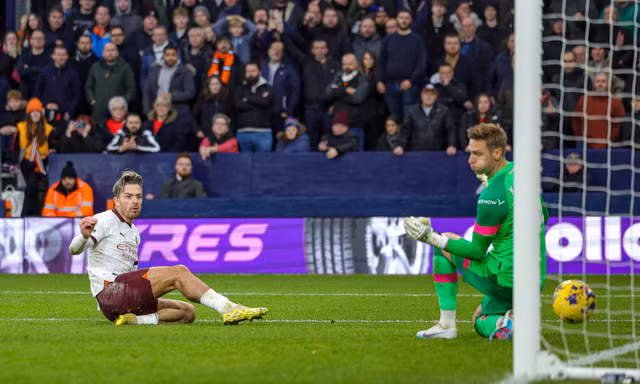 Grealish ghi bàn thắng ấn định tỷ số 2-1.