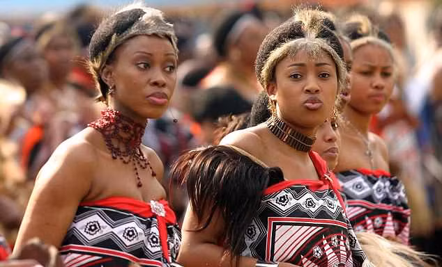 Senteni Masango (phải) và một người vợ khác của Vua Mswati III của Swaziland vào năm 2005. Ảnh: AP