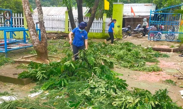 'Áo xanh' phủ khắp các bản làng giúp người dân sau bão Noru