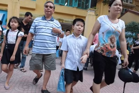 Vào đầu năm học, đi cùng nỗi lo về điều kiện học tập của con cái, các bậc phụ huynhcòn có một nỗi lo về các khoản học phí, phụ phí phải đóng góp (ảnh có tính minh họa). Ảnh: Hải Nguyễn