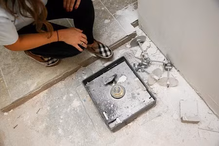 Két sắt bí ẩn mà cặp đôi tìm thấy được bên dưới sàn nhà bếp.