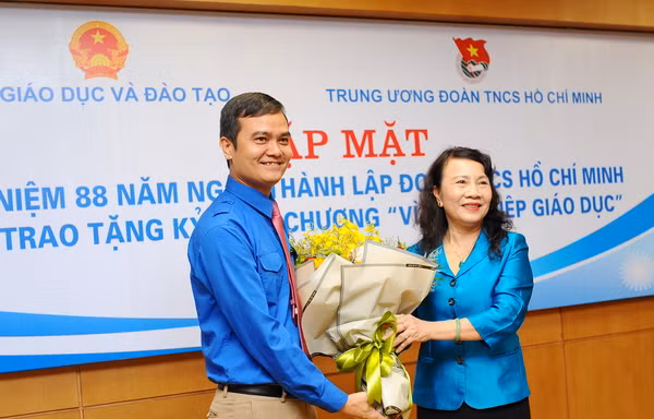 Thứ trưởng Nguyễn Thị Nghĩa thay mặt lãnh đạo Bộ Giáo dục và Đào tạo tặng hoa chúc mừng 88 năm Ngày thành lập Đoàn TNCS Hồ Chí Minh.