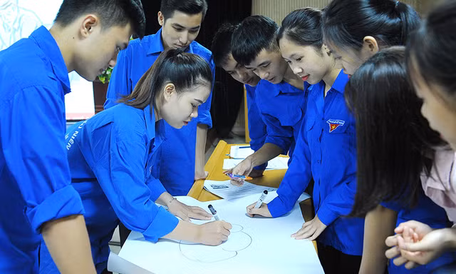 Các đoàn viên thanh niên thực hành phương pháp tư duy sáng tạo. Ảnh: Xuân Tùng