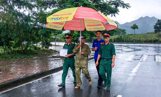Thanh niên tình nguyện đội mưa tiếp sức sĩ tử