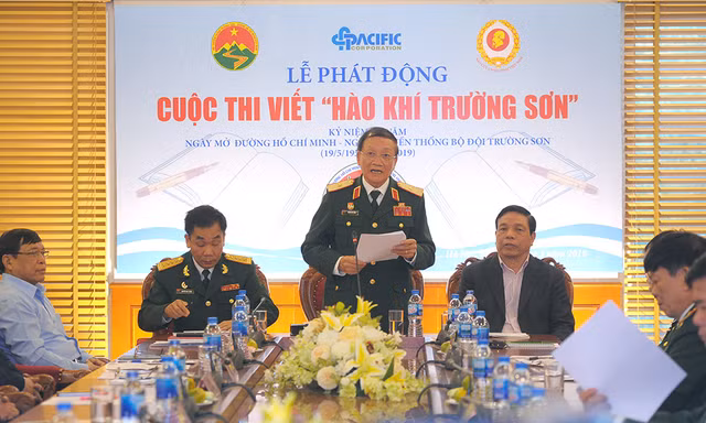 Thiếu tướng Hoàng Anh Tuấn - Phó Chủ tịch Thường trực Tổng Thư ký Hội Truyền thống Trường Sơn - Đường Hồ Chí Minh Việt Nam, trưởng ban tổ chức cuộc thi phát biểu