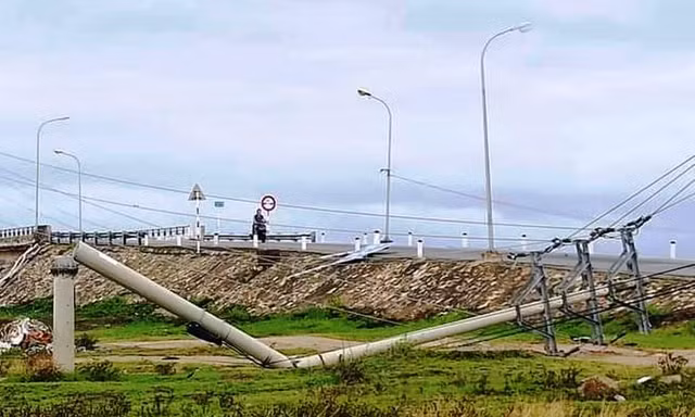 Cột điện gãy hàng loạt do bão cấp 8 hiện rất được dư luận, người dân quan tâm. Chủ tịch tỉnh TT-Huế cũng vừa nêu ý kiến, yêu cầu kiểm tra, đánh giá lại chất lượng để công khai cho dân biết.