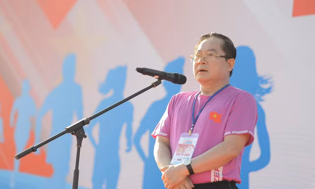 Nhà báo Lê Xuân Sơn, Tổng Biên tập báo Tiền Phong, đồng Trưởng ban Tổ chức giải Vô địch Quốc gia marathon và cự ly dài báo Tiền Phong lần thứ 63 năm 2022 phát biểu khai mạc. Ảnh: Dương Triều