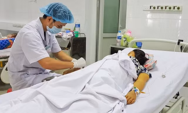 Bệnh nhân Nguyễn Thị Đ. đang điều trị tại khoa Hồi sức Tích cực chống độc.