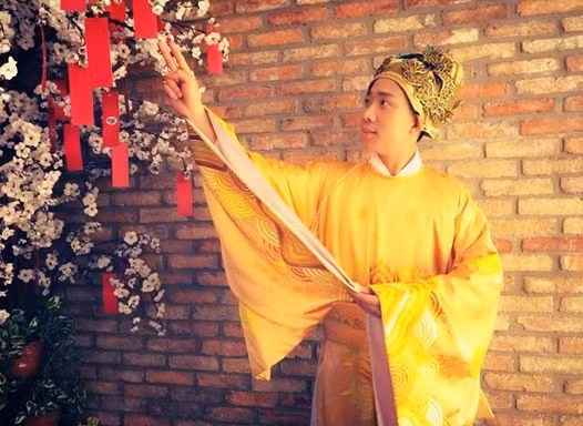 Trấn Thành chia sẻ những hình ảnh trong trang phục cổ trang khiến fans thích thú.