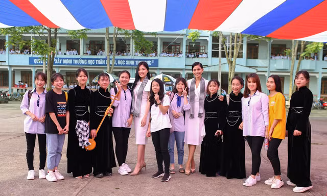Hành trình Từ Trái Tim: Á hậu, người đẹp vượt núi tặng sách cho thanh niên