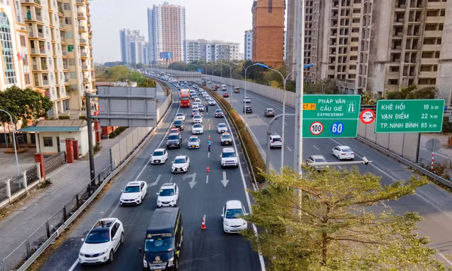 Xử phạt lỗi không giữ khoảng cách trên cao tốc: Đi cách bao nhiêu mét thì đúng luật?