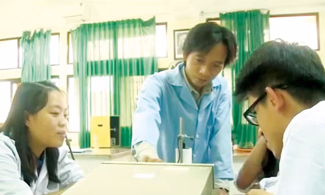 Thầy giáo Nguyễn Quốc Huy hướng dẫn học sinh làm thí nghiệm Vật lý.