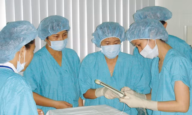 Bác sĩ Lan (bìa trái) chuẩn bị thực hiện thụ tinh ống nghiệm.