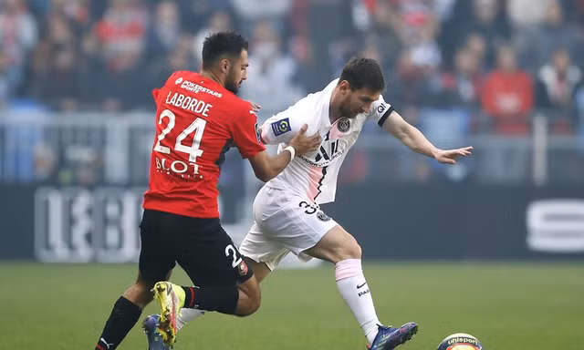 Messi sút phạt chạm xà ngang, PSG thua sốc Rennes