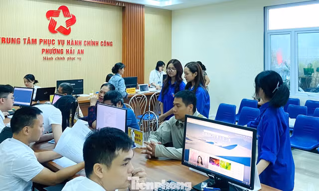 Cán bộ Trung tâm phục vụ hành chính công phường Hải An thực hiện nhiệm vụ sau sắp xếp.