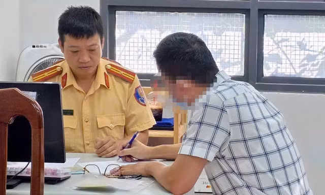 Xử phạt tài xế tự gắn đèn ưu tiên trên ô tô cá nhân 