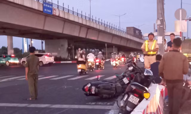 Ô tô Mercedes tông hàng loạt xe máy chờ đèn đỏ ở TPHCM 