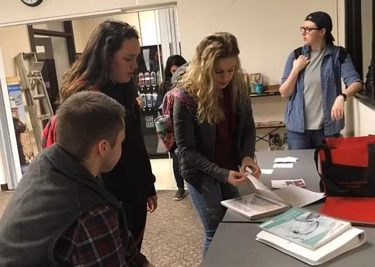 Sinh viên ĐH Bang Ohio trao đổi sách. Ảnh: Mansfield News Journal.
