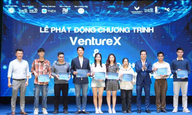 Bạn trẻ cà phê với chuyên gia, học khởi nghiệp