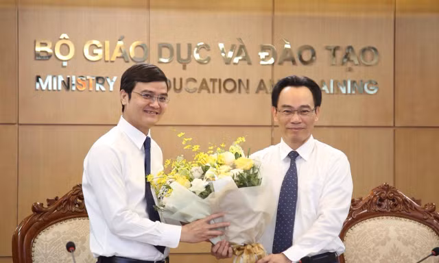 Thứ trưởng Hoàng Minh Sơn (bên phải) tặng hoa chúc mừng anh Bùi Quang Huy, Ủy viên dự khuyết T.Ư Đảng, Bí thư thường trực T.Ư Đoàn, Chủ tịch Hội SVVN nhân dịp Đoàn TNCS Hồ Chí Minh kỷ niệm 90 năm. 