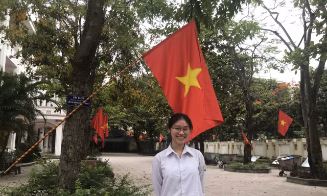Phạm Thị Mỹ Duyên vừa đạt giải Nhất bảng Học sinh Hội thi Olympic tiếng Anh học sinh, sinh viên toàn quốc lần thứ III, với 381/400 điểm.