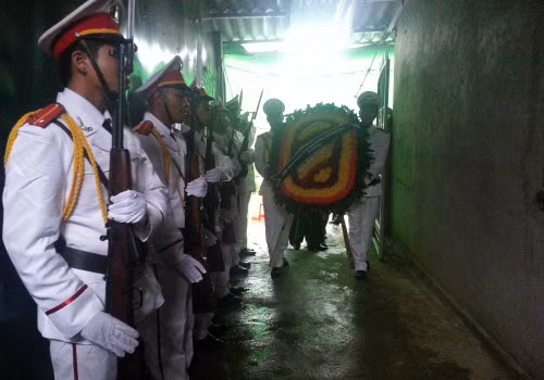 Đám tang đại uý Lường Phát Chiêm được tổ chức theo tang lễ lực lượng công an nhân dân.