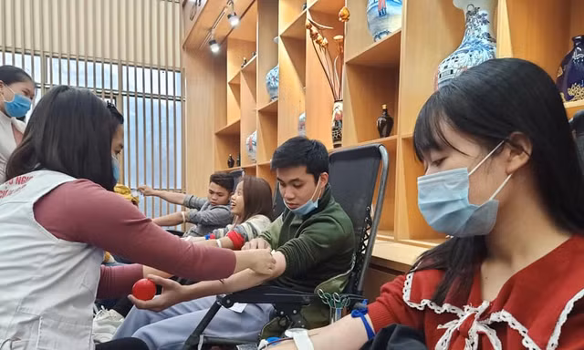 Lê Phương Thảo, sinh viên Trường Đại học Hùng Vương tham gia hiến máu. Em cho biết, tới đây sẽ tiếp tục tham gia hoạt động ý nghĩa này
