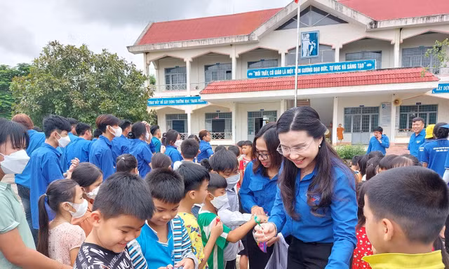 Trung ương Đoàn thăm đội hình tình nguyện tại huyện biên giới tỉnh Đắk Lắk