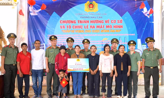 Tuổi trẻ công an trao sinh kế giúp bà con ổn định cuộc sống