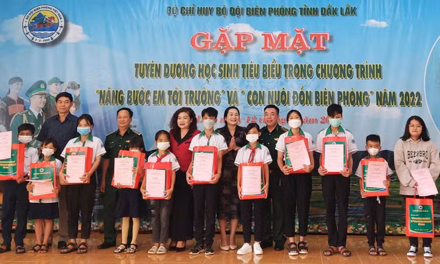 Học sinh khó khăn vùng biên giới được Bộ đội Biên phòng nâng bước đến trường