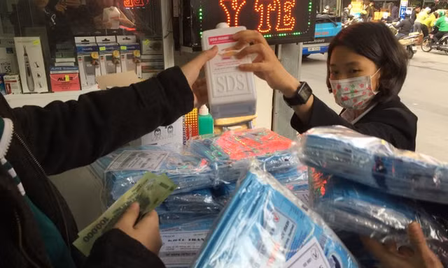 Khẩu trang y tế khan hiếm và bị đẩy giá lên cao trong những ngày qua. 