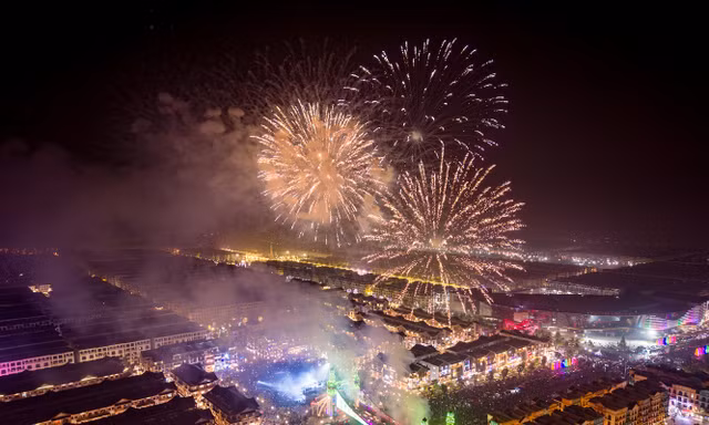 'Vũ trụ Vin' hóa 'thánh địa countdown', đón gần 1 triệu người trong đại tiệc chào năm mới 2025 