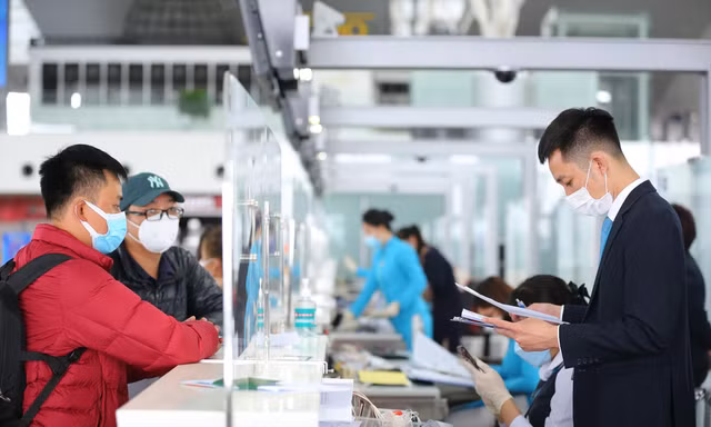 Từ ngày 15/2, Việt Nam khôi phục hoạt động bay quốc tế như trước khi có dịch COVID-19. Ảnh khách làm thủ tục bay quốc tế tại sân bay Nội Bài sáng 15/2 Ảnh: Trọng Tài