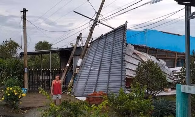 Dông lốc làm sập, tốc mái 200 ngôi nhà, 1 người chết