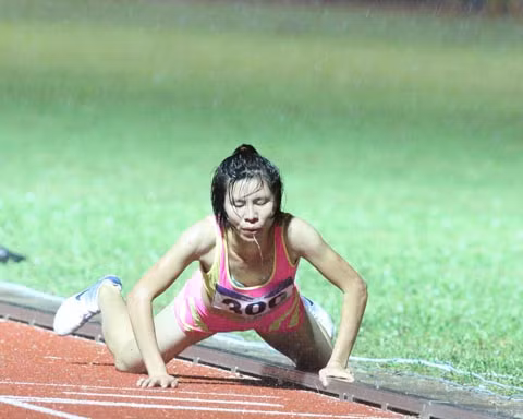 Không ai trách cú ngã này của Phương (Ảnh: V.S.I)