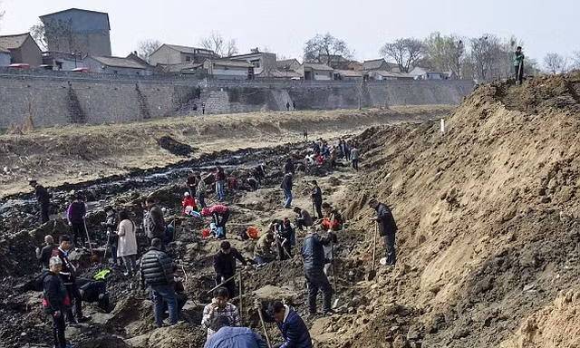 Đoạn sông ngắn được tháo nước để thau rửa nên người dân địa phương đã tới xem có tìm được cổ vật giá trị hay không, tờ Nhân dân Nhật báo đưa tin.